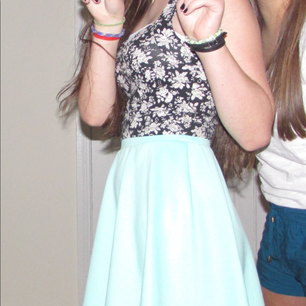Forever 21 Black Floral Crop Top - Picture 3 of 3